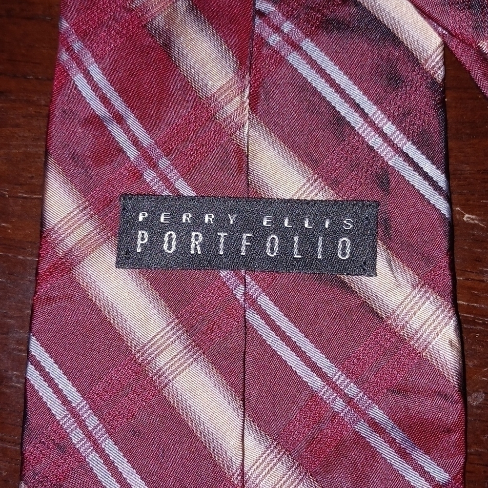 𝅺PERRY ELLIS Portfolio Cherry Striped Silk Tie